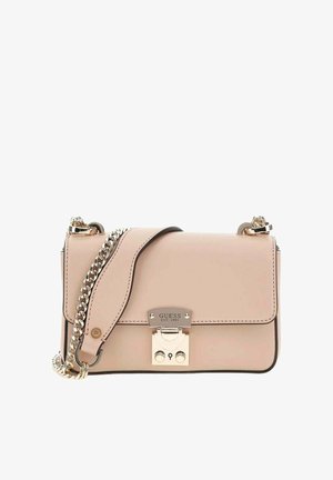 Sac à bandoulière beige de la marque Guess avec une sangle en chaîne dorée et une fermeture à clip gravée "GUESS EST. 1981" sur le rabat avant.