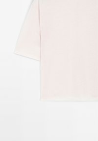 Lichtroze t-shirt met korte mouwen, gemaakt van zacht materiaal. Heeft een relaxte pasvorm met een rechte zoom en minimale stikseldetails.