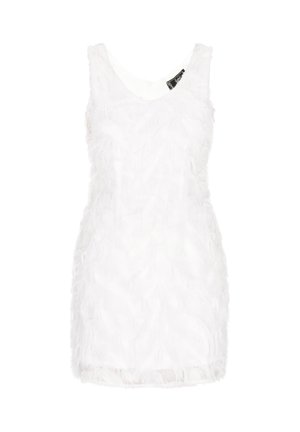 Biała sukienka z teksturowanym, falbaniastym wzorem. Posiada okrągły dekolt i bezrękawowy krój, wykonana z lekkiego materiału.