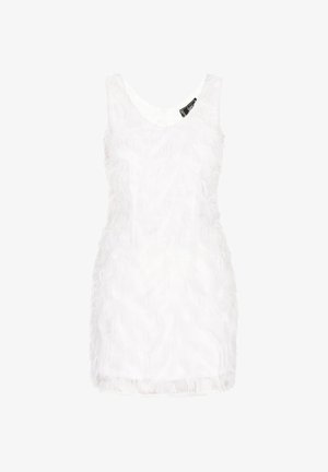 Valge kleit, millel on tekstureeritud, volangidega disain. Omab ümarat kaelust ja on kularmselt ilma varrukateta, valmistatud kerge kangaga.