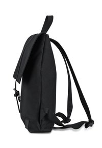 Fekete szövet hátizsák lapos fedélzárással, állítható pántokkal és oldalsó fogantyúval. Tiszta, minimalista dizájnja és masszív szerkezete jellemzi.