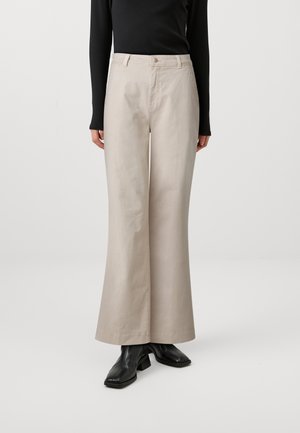 DARMA HIGH WIDE - Flared jeans - vanilla blush