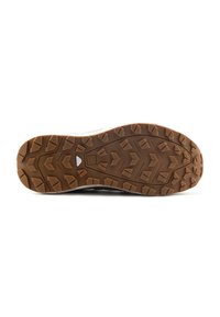 Außensohle eines Schuhs mit einem strukturierten braunen Gummidesign, das multidirektionale Stollen für Grip und eine weiße Zwischensohle für Dämpfung aufweist.