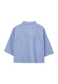 Camicia blu a maniche corte con vestibilità ampia, dotata di colletto e un semplice design sul retro. Il materiale sembra leggero e di tipo testurizzato.
