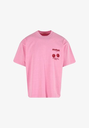 Ružový bavlnený tričko s okrúhlym výstrihom a krátkymi rukávmi. Na prednej ľavej strane sa nachádza malá grafika s čerešňami a textom.