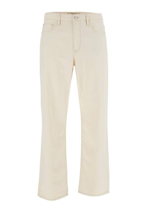 Bež hlače ravnog kroja s prednjim džepovima, petljama za remen, kopčanjem na gumbe i patentnim zatvaračem, prikazane na bijeloj pozadini.