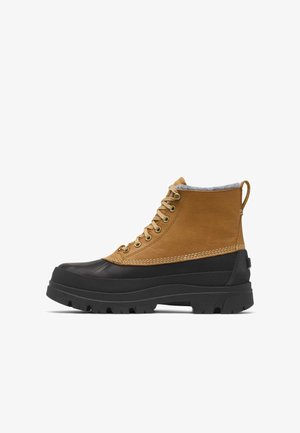 Brun vandtæt støvle med sort gummisål, rund tå, tekstureret overdel og gulddetaljer; har polstret krave og træksnor.