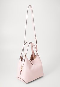 Roze leren handtas met een korrelige textuur, gebogen ontwerp, lange verstelbare riem en contrasterende donkere bies. Details in goudkleurige hardware.