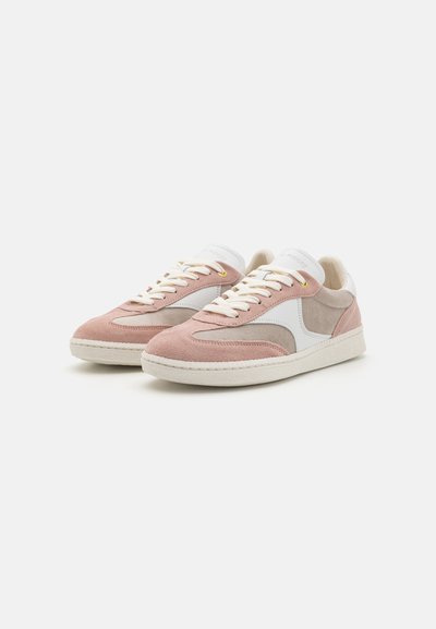 Semskede sneakers med rosa og beige paneler, hvite detaljer, hvite lisser og en teksturert såle. Gullhull gir en detaljert touch.