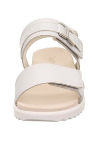 Weiße Leder-Sandale mit zwei breiten Riemen und einer metallischen Schnalle, einer gepolsterten beigen Innensohle und einer strukturierten weißen Sohle.