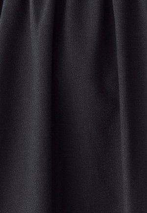 Schwarzer Stoff mit einer glatten Textur, der subtile Webmuster aufweist. Das Material wirkt weich und flexibel und fällt locker.