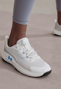Under Armour DYNAMIC SELECT - Chaussures fitness - white/metallic silver/capri