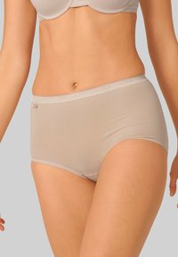 Mutande hipster in cotone beige con vita elastica, texture liscia, rifinitura in pizzo lungo la parte superiore e un piccolo logo sul lato.