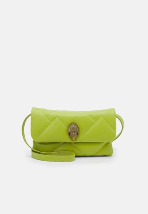 Kleine gewatteerde limegroene leren clutch met polsbandje en een decoratieve gouden handvormige sluiting aan de voorkant.