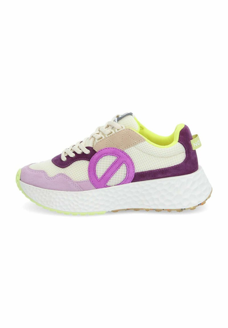 Multikleuren sneakers met mesh- en suede-materialen, een chunky witte zool, paarse accenten en een opvallend paars rond logo aan de zijkant.