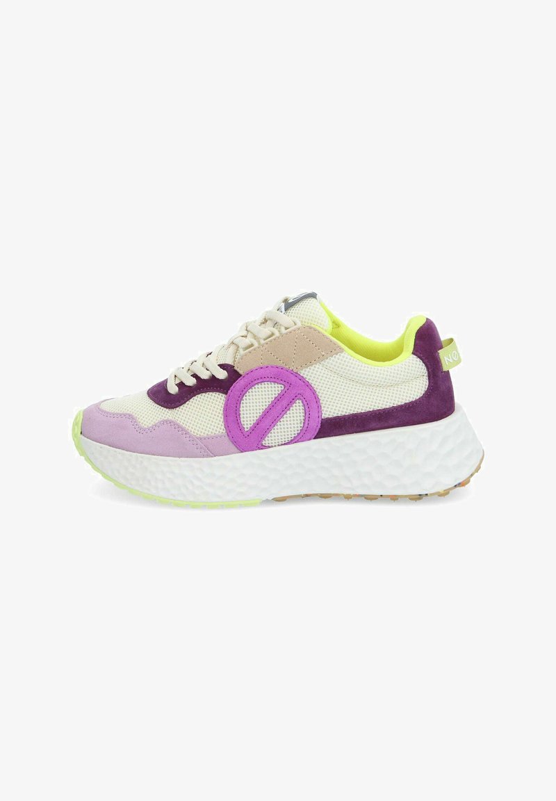 Des baskets multicolores en mesh et en cuir suédé, avec une semelle épaisse blanche, des accents violets et un grand logo circulaire violet sur le côté.