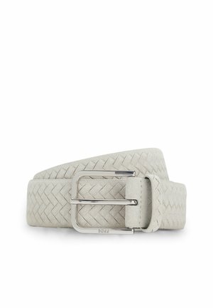 Lysegråt vævet læderbælte med en sølvfarvet rektangulær spænde præget med ordet "BOSS", snoet sammen på en hvid baggrund.