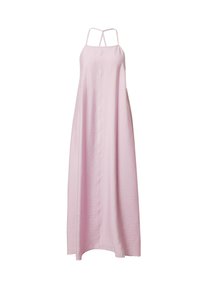 Rosa Maxikleid aus einem strukturierten Stoff, mit dünnen Spaghettiträgern und einem lockeren Schnitt, der bis zum Knöchel reicht. Einfaches und unaufwändiges Design.