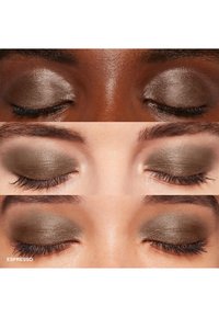 Drei geschlossene Augen, die einen schimmernden Espressolidschatten präsentieren. Reiche Brauntöne mit metallischem Glanz auf unterschiedlichen Hauttönen.