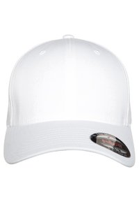 Witte honkbalpet met een gebogen rand, gemaakt van gladde stof. Bevat een zwart label aan de zijkant met 'FLEXFIT' branding.