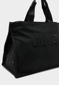 Borsa a tracolla nera in tessuto con forma strutturata, logo "LIU·JO" in rilievo e occhielli in metallo su un lato, dotata di chiusura con zip.