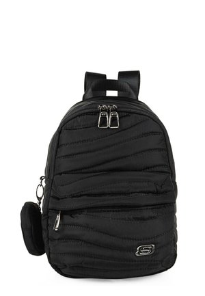 Mochila negra con diseño acolchado, compartimentos dobles con cremallera, tirantes ajustables y un bolsillo lateral. Detalle del logo en plata en la parte frontal.
