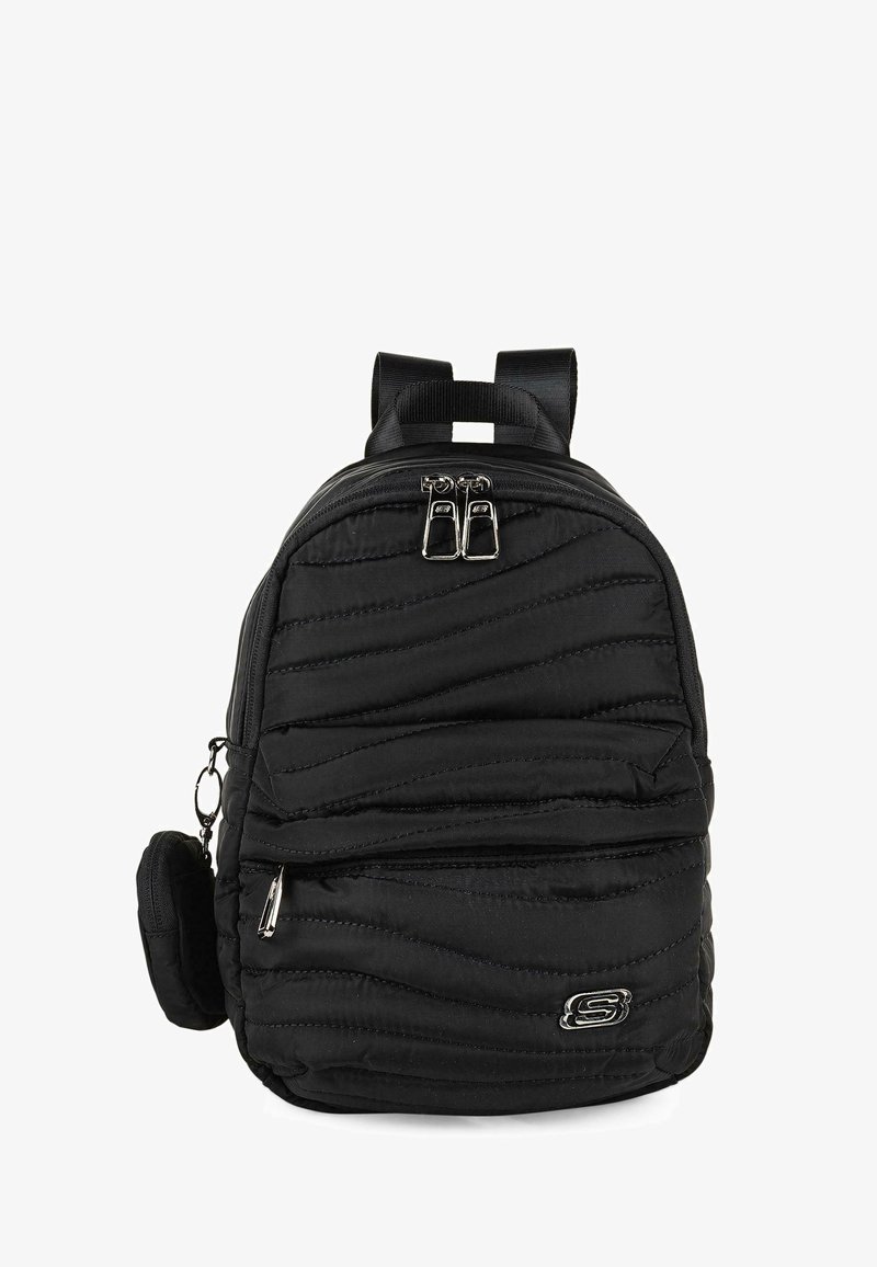 Mochila negra con diseño acolchado, compartimentos dobles con cremallera, tirantes ajustables y un bolsillo lateral. Detalle del logo en plata en la parte frontal.