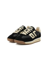 Sneaker retro neri e beige con lacci crema, suole marroni e marchio "DK 70" sui lati e sulla linguetta.