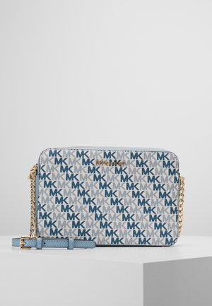 Sac bandoulière rectangulaire de créateur avec motif monogramme bleu et gris, bandoulière en chaîne dorée et détails en cuir bleu clair.