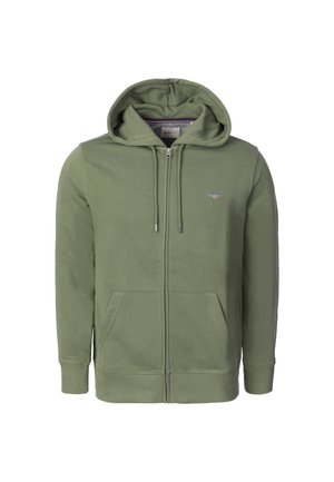 Sudadera con capucha y cremallera en verde oliva, con bolsillo frontal, capucha con cordones, puños acanalados y un pequeño logo en el pecho izquierdo.