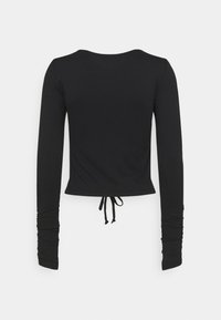 Top preto de manga longa, feito de tecido suave, com um corte ajustado, decote arredondado e detalhe de cordão na bainha.