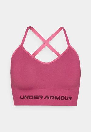 Soutien-gorge de sport rose avec une texture lisse, présentant des bretelles croisées et un logo "UNDER ARMOUR" noir sur le bandeau.