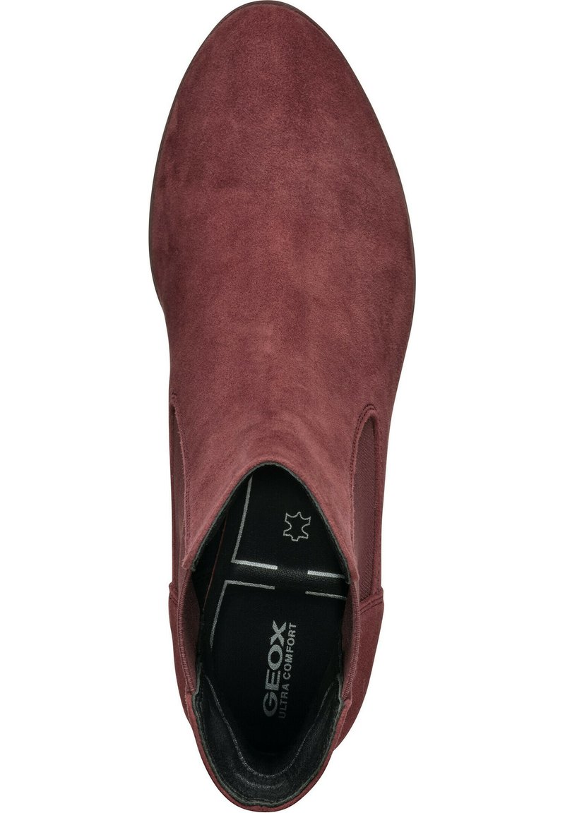 Bordeaux suède schoen met een instapontwerp, ronde neus en elastische zijkanten. Het interieur heeft een zwarte gevoerde inlegzool met logo.
