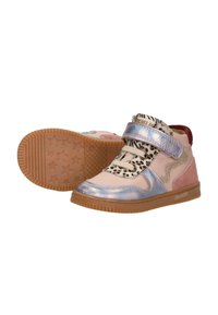 Hoogtop sneakers met klittenbandsluiting in roze, met metallic accenten, dierenprint en een rubberen zool met een textuur en sterpatronen.