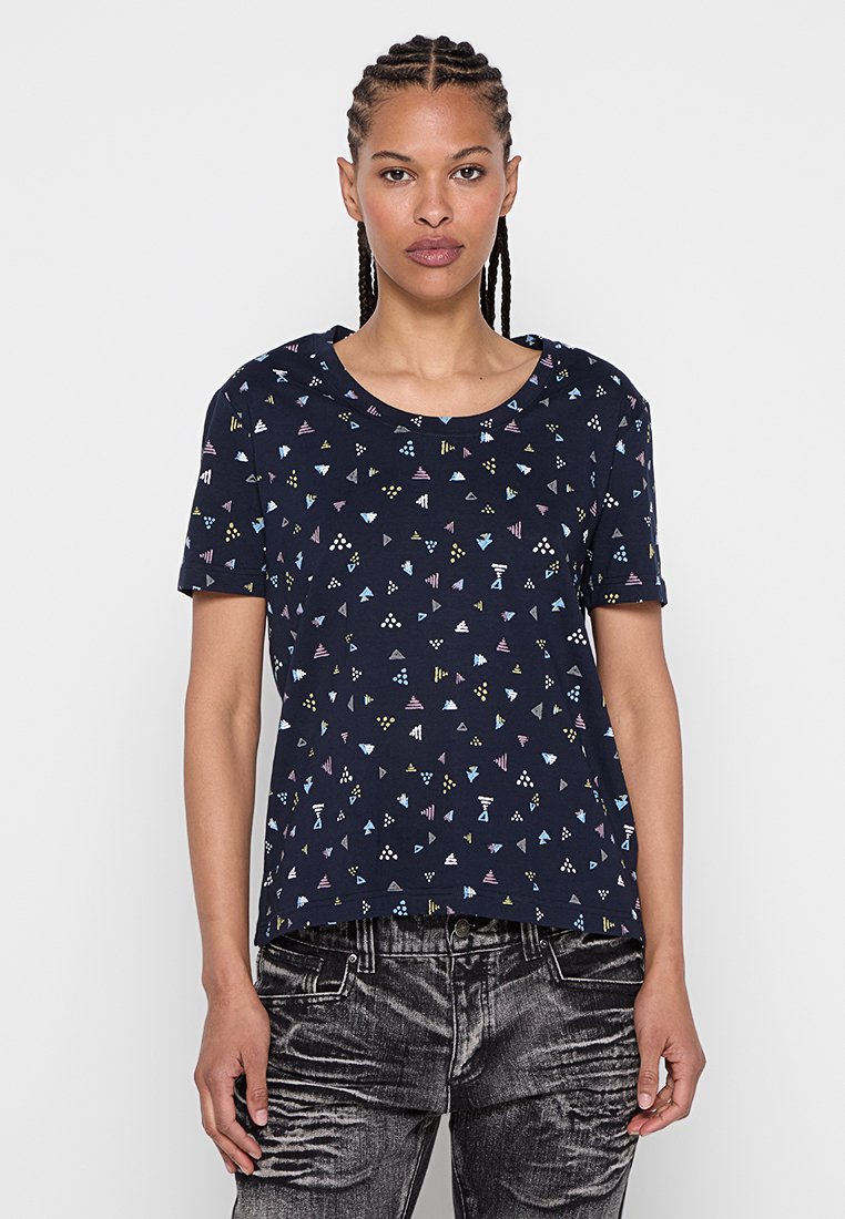 Marineblaue Kurzarm-T-Shirt mit einem geometrischen Muster in Pastellfarben. Normaler Schnitt, runder Halsausschnitt, weiches Baumwollmaterial.
