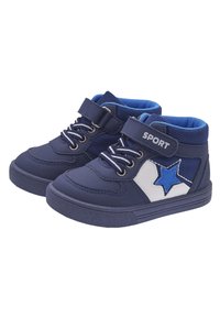 Baskets montantes bleu marine avec une finition texturée, ornées d'accents d'étoiles blanches et bleues et d'une sangle Velcro pour un maintien sécurisé.
