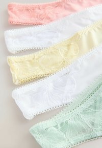 Cinq culottes pour femmes bordées de dentelle dans des couleurs pastel, dont rose, blanc, jaune et vert menthe, disposées en chevauchement sur une surface claire.