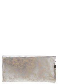 Clutch plateado metálico con una textura suave, forma rectangular y cierre de cremallera. El detalle de borlas en el costado añade interés visual.