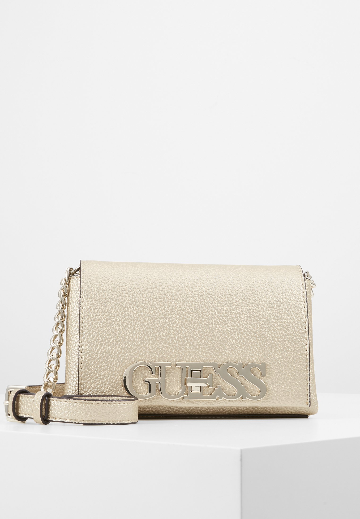 Guess UPTOWN CHIC MINI XBODY FLAP Skulderveske gold Guess UPTOWN CHIC MINI XBODY FLAP Skulderveske gold