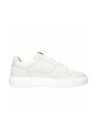 Witte lederen sneaker met een gladde afwerking, vetersluiting en ronde neus. Beschikt over een gestructureerde rubberen zool en minimale stikdetails.