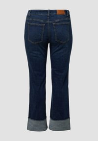 Ciemne dżinsy o prostych nogawkach, z tylnymi kieszeniami i podwiniętym dołem w kontrastowym materiale. Skórzana naszywka z marką na talii.