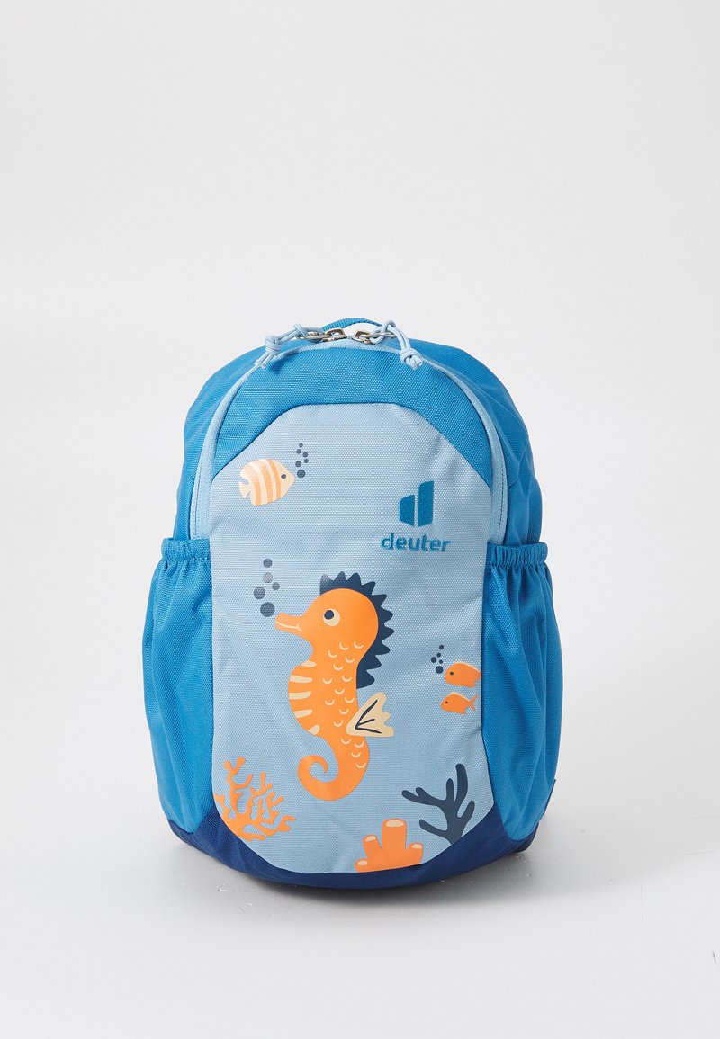 Zaino blu con un frontale azzurro che presenta un design di cavalluccio marino arancione, pesci piccoli e dettagli di corallo. Tasche laterali in rete aggiunte per comodità.