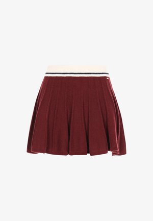 Gonna plissettata bordeaux realizzata in tessuto morbido, con una ampia cintura bianca decorata con strisce blu navy. Design versatile e comodo.