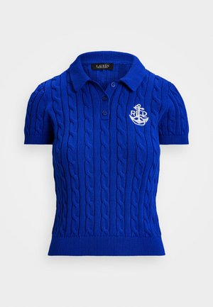 Niebieska dziana koszulka polo z warkoczowym wzorem, krótki rękaw i kołnierz. Posiada haftowane białe logo kotwicy na klatce piersiowej.