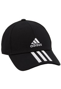 Zwarte pet gemaakt van stof, met een gebogen vizier, wit logo en drie witte strepen op het voorpaneel.