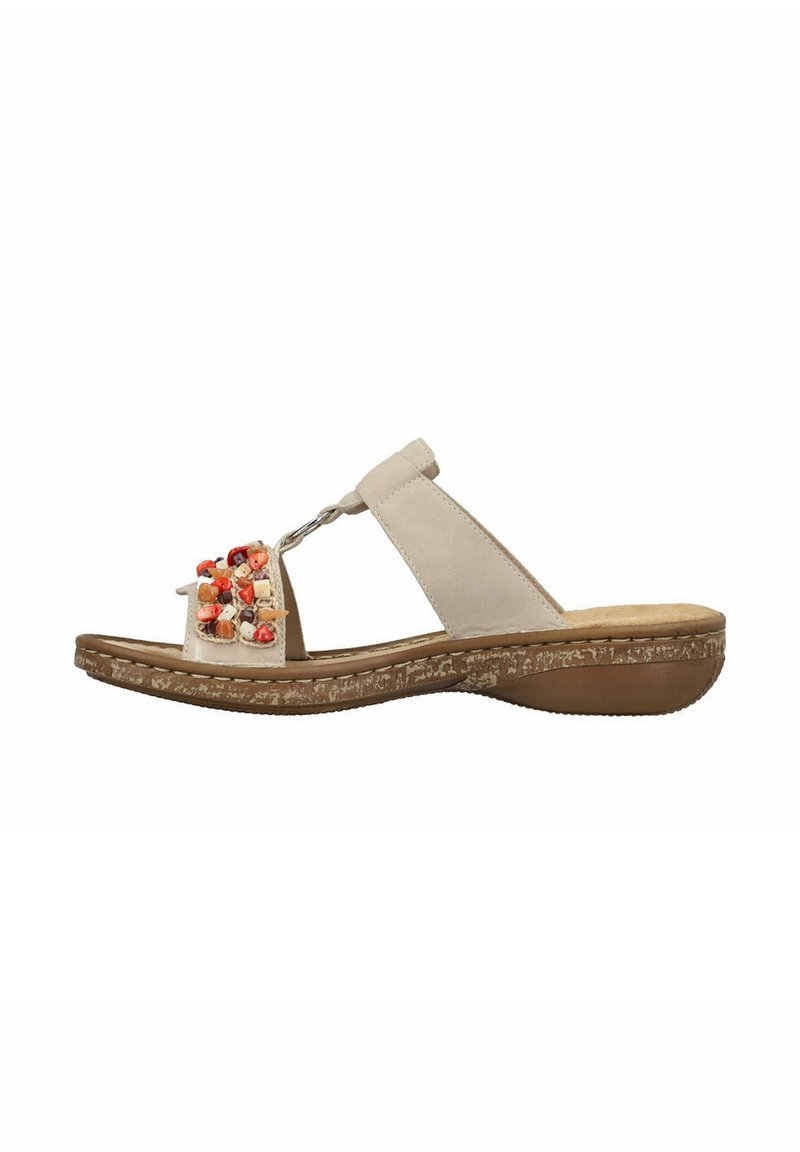 Beige leren sandaal met een geweven band en decoratieve kleurrijke kralen. Beschikt over een lage wigzool met een gestructureerde bruine basis.
