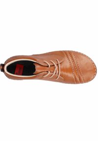 Chaussure en cuir brun clair avec un bout rond, des coutures détaillées et des lacets beige clair. Présente une doublure intérieure noire et une étiquette rouge.