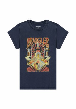 T-shirt di cotone blu navy con stampa grafica colorata di una figura circondata da colonne e fiamme, con la scritta "WRANGLER" in caratteri in grassetto.
