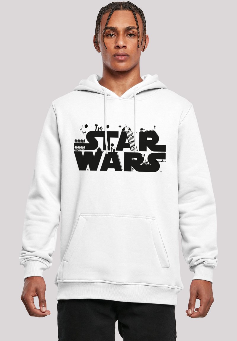 Hvit hettegenser i bomullsblanding med frontlomme. Svart "STAR WARS"-logo med intrikate grafiske elementer og illustrasjoner i bokstavene.