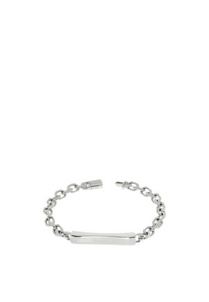 Bracciale in argento con un design a link rettangolari, dotato di una barra orizzontale lucida incisa con il nome del marchio.